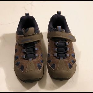 Boys trail shoe